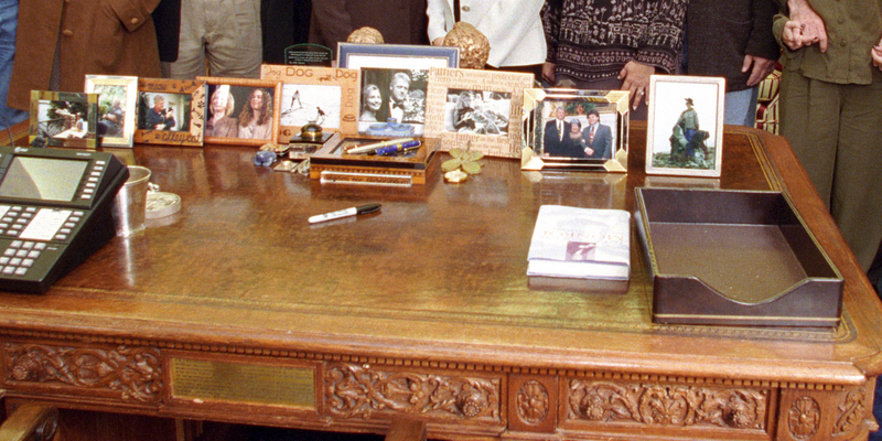 Cropped version of a photo showing the Oval Office and what’s on the Resolute Desk on November 9, 1998 (Clinton Presidential Library)